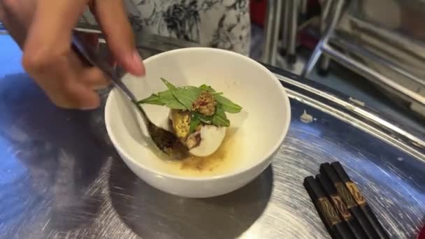 胚のベトナムの繊細さの卵 バルトはベトナムのホイアンでアヒルの胚を開発しました アジア諸国の特別料理 — ストック動画