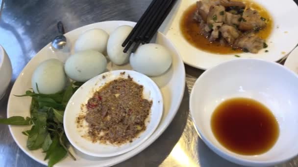 Eieren Met Embryo Vietnamese Delicatesse Balut Kookte Het Ontwikkelen Van — Stockvideo