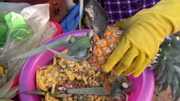 Pyszny Dojrzały Ananasowy Żółty Kawałki Słodkiego Soczystego Ananasa Pokrojone Desce — Wideo stockowe