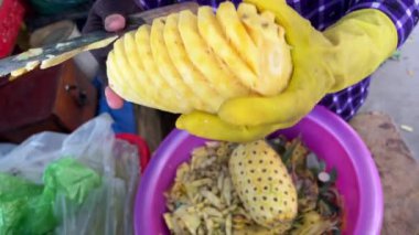 Lezzetli olgun bir ananas sarısı. Kesme tahtasındaki tatlı ve sulu ananas parçaları. Yüksek kalite 4k görüntü