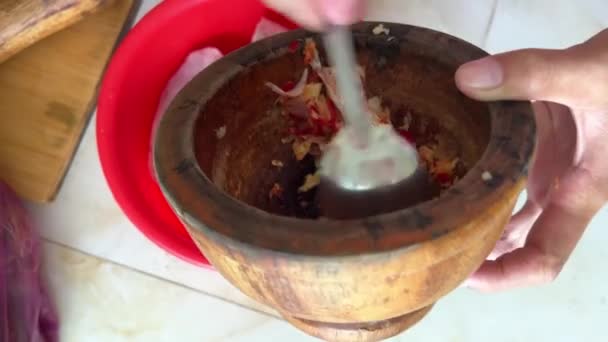 Kruiden Een Houten Mortel Rode Chili Peper Zout Mix Gooien — Stockvideo