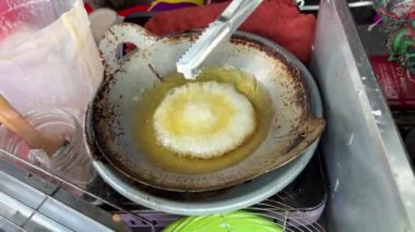 Vietnam Savory Crepe yumurtadan yapılır ve dolması için fasulye filizi ve biraz baharat da eklerler. Yüksek kalite 4k görüntü