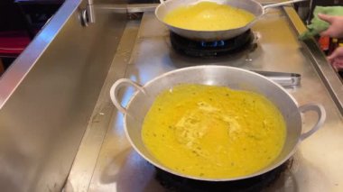 Vietnam yemeği, banh xeo veya pirinç unundan yapılan ve karides, et, soya fasulyesi filizi ile doldurulan Vietnam gözlemesi popüler bir Vietnam sokak yiyeceğidir. Yüksek kalite 4k görüntü