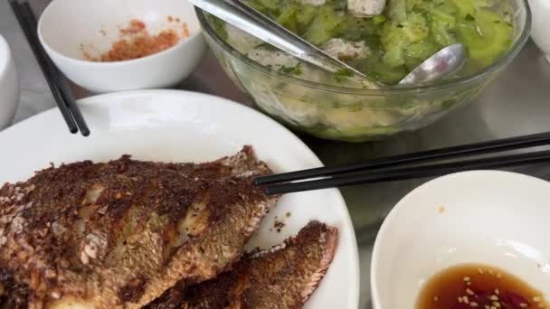 메트볼과 건강한 쓰라린 접시에 도라도 베트남 테이블 물고기 — 비디오
