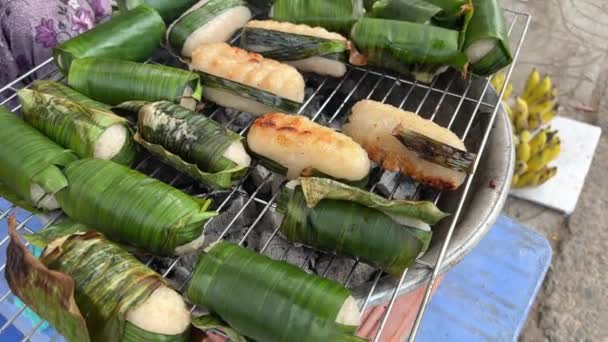 手はチョンケーキを包んでいます 豚肉で作られたベトナムの伝統的な食べ物 チョンビーン スティッキーライス 緑の葉に包まれ 次に沸騰 ベトナムの新年のカットパイ 米と肉 — ストック動画