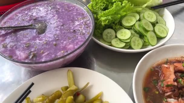 Vietnamská Večeře Stole Rýžové Okurky Salát Ryby Tmavými Fazolemi Pikantní — Stock video