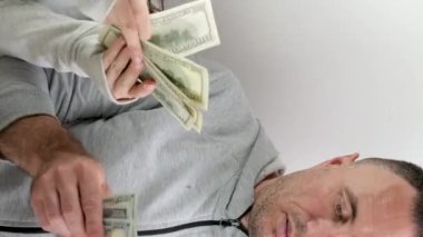 Babası kızına eski 100 dolarlık banknotları saymayı öğretiyor ve yeni banknotlar duvarın yanında duran aile tabloları konuşmayı düşünüyor. iletişim