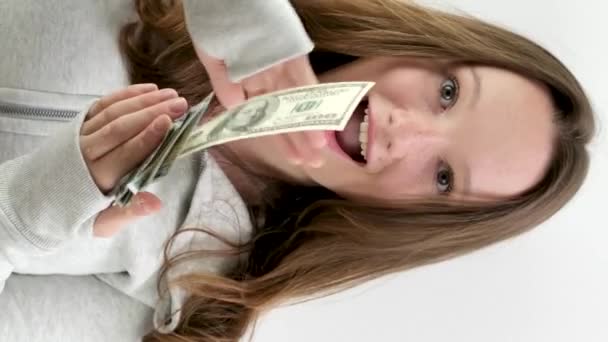 Задоволена Щаслива Дівчина Підліток Розкладає 100 Доларів Різних Напрямках Повільне — стокове відео