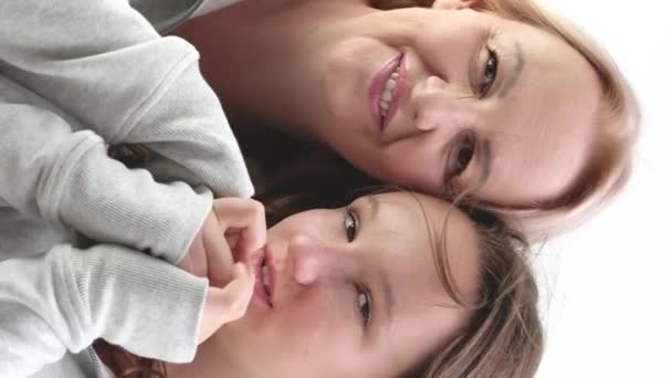 Kızının Annesinin Sevgisi Şefkatli Kızı Öpüyor Annesinin Ellerini Öpüyor Annesini — Stok video
