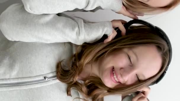 Ibu Dan Anak Headphone Membuat Mata Tersenyum Mengambil Gambar Sesi — Stok Video