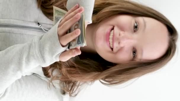 Αλαζονικό Πλούσιο Κορίτσι Σκορπίζει Δολάρια Περήφανη Αλαζονική Έκφραση Καυχιέται Για — Αρχείο Βίντεο