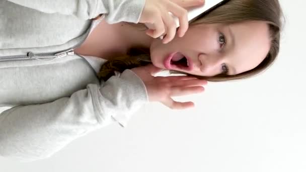 Kejutan Seorang Gadis Remaja Membuka Mulutnya Berbicara Telepon Mendengarkan Telinga — Stok Video