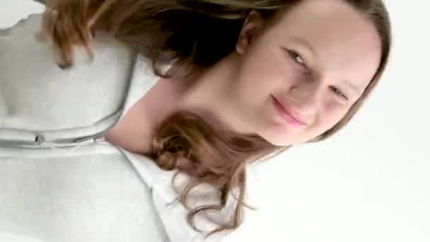 Adolescent Fille Saute Gaiement Montre Doigt Sur Côté Autre Main — Video