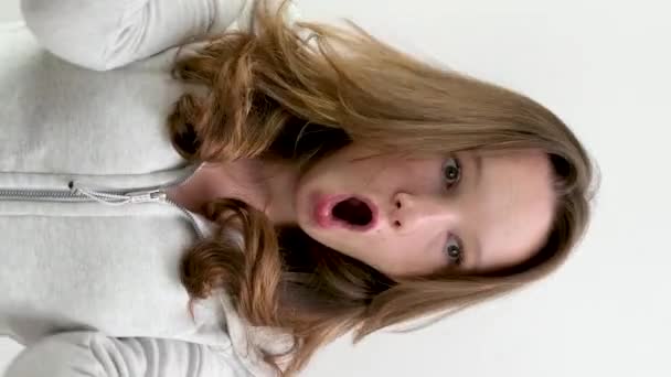 손으로 청소년 소녀의 부정적인 감정은 경험에서 배경에 폭발을 보여줍니다 감정적 — 비디오