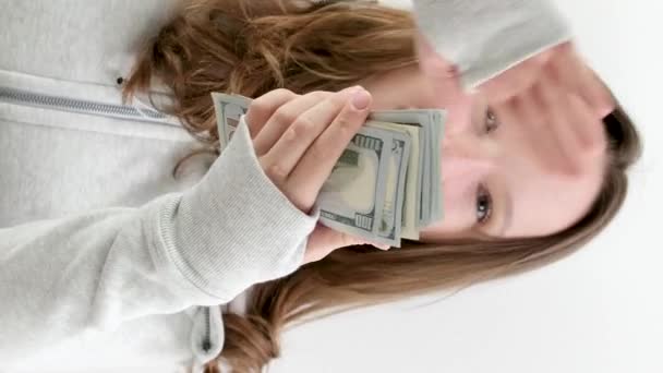 Χαρούμενο Κορίτσι Έκφραση Του Προσώπου Σκορπίζει Χρήματα Όλο Δωμάτιο Αργή — Αρχείο Βίντεο