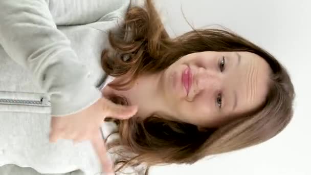 Sorprendida Chica Feliz Señalando Dedo Espacio Publicidad Vacío Pulgares Arriba — Vídeos de Stock