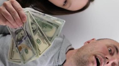 Baba ve kızı ellerinde bir sürü para... neşe dolu başarı dolarları... 100 dolarlık banknot... bir hayranın çerçeveye bakması gibi... büyük bir başarı satın almayla yüzleşir. hediye