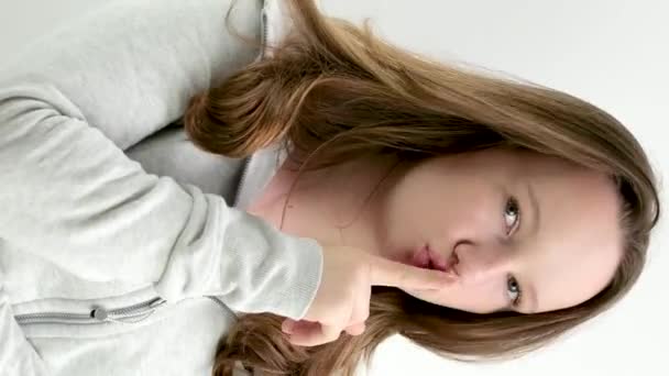 Ung Teenage Pige Sætter Fingeren Hendes Læber Hemmeligholdelse Fortæller Ikke – Stock-video