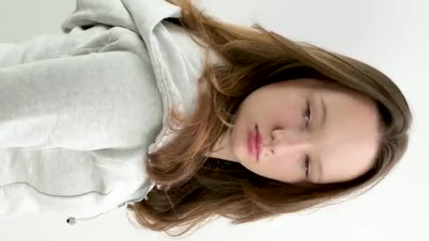 Ein Sehr Strenger Unzufriedener Blick Eines Teenagermädchens Verwandelte Ihren Kopf — Stockvideo