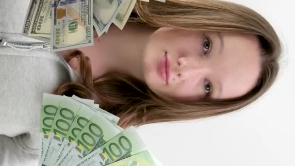 Золотая Девочка Подросток Двумя Большими Пачками Новых Банкнот 100 Долларов — стоковое видео
