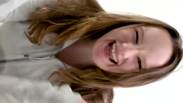 Beyaz Duvarın Arkasında Beyaz Çekici Bir Kız Omuzlarını Kaldırırken Pastel — Stok video