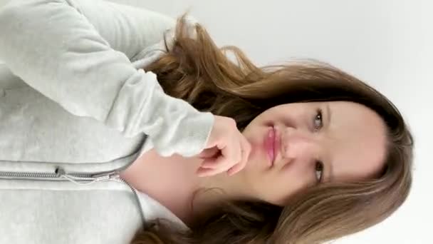 Chica Triste Emocional Adolescente Extiende Los Brazos Los Lados Haciendo — Vídeos de Stock