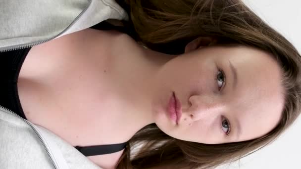 Stüdyodaki Genç Melez Kadın Parlak Saçlarına Dokunuyor Yüksek Kalite Görüntü — Stok video