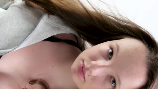 Viseld Gyönyörű Haj Flare Mixed Race Dobált Haj Aranyos Lány — Stock videók