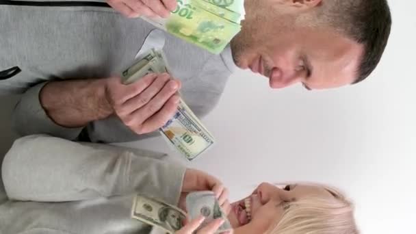 Een Vrouw Van Middelbare Leeftijd Vraagt Haar Man Geld Dollars — Stockvideo