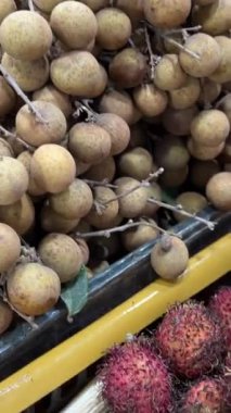 Portekiz, Madeira 'daki Funchal İşçi Pazarı' nda meyve ve sebze tezgahı. Yüksek kalite 4k görüntü