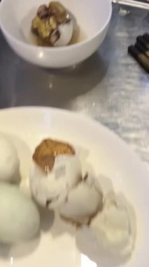 Embriyo Vietnamlı leziz yumurta. Balut, Hoi An, Vietnam 'da ördek embriyosu geliştirirken haşlandı. Asya ülkelerinde özel yemekler.