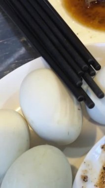 Embriyo Vietnamlı leziz yumurta. Balut, Hoi An, Vietnam 'da ördek embriyosu geliştirirken haşlandı. Asya ülkelerinde özel yemekler.