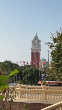 Phu Quoc adasındaki günbatımı kasabası, Vietnam. Hızlı gelişen Avrupa kopyası. Harika bir tatil köyü. Kien Giang bölgesi. Saat kulesi