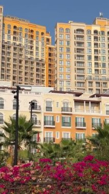 Phu Quoc adasındaki günbatımı kasabası, Vietnam. Hızlı gelişen Avrupa kopyası. Harika bir tatil köyü. Kien Giang Eyaleti Çok katlı binalar Pembe çiçekler günbatımı