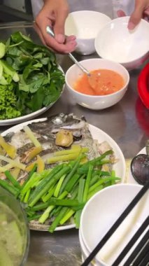 Vietnam yemeği, midye, rapan balığı, yeşil yapraklı Vietnam çorbası.