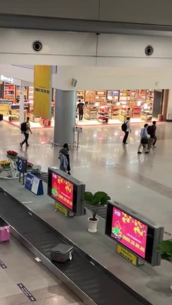 Flygplats Plats För Att Hämta Bagage Väntar Människor Livet Storstaden — Stockvideo