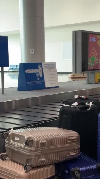 机场接行李的地方等着人们生活在大城市里的旅客 前往一个温暖的国度越南胡志明市度假02 2024 — 图库视频影像