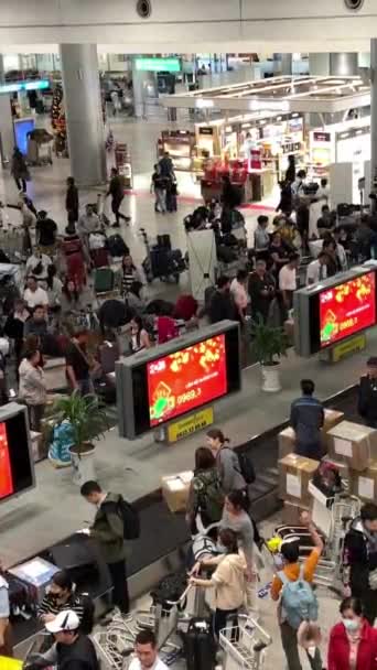 Flygplats Plats För Att Hämta Bagage Väntar Människor Livet Storstaden — Stockvideo