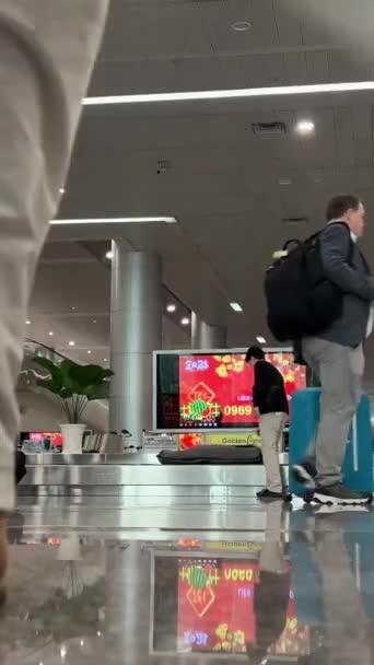 Αεροδρόμιο Μέρος Για Πάρει Αποσκευές Περιμένει Τους Ανθρώπους Ζωή Στη — Αρχείο Βίντεο