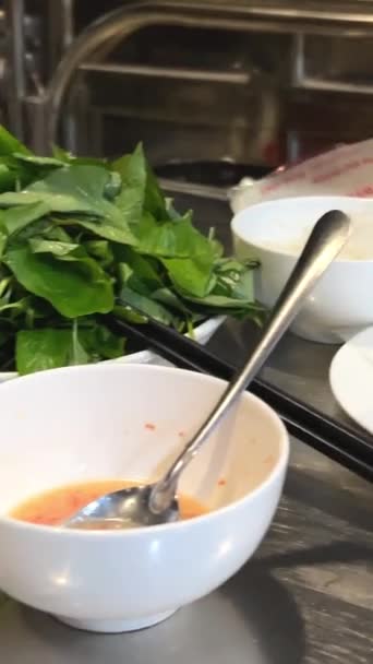 Vietnamské Jídlo Skořápky Slávky Rapan Ryby Vaření Vietnamské Polévky Zelenými — Stock video