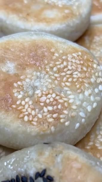 越南街头食物 甜蛋糕 越南受欢迎的小吃 海绵蛋糕 用椰奶蒸的发狂的蒸汽 季节性的亚洲食盐 木制木板上的越南榴莲蛋糕 — 图库视频影像