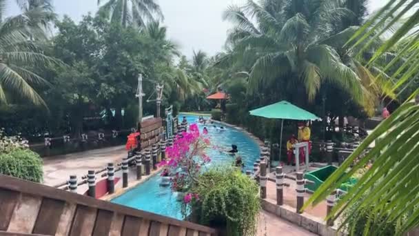 フーコック ベトナム遊園地ウォーターパークアミューズメントパーク フーコック島 南ベトナムで最大かつ最も近代的なテーマパーク 東南アジア ケーブルカーを取る — ストック動画