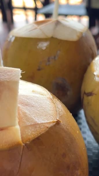 Prato Com Concha Coco Bebida Mesa Restaurante Livre Filmagem Alta — Vídeo de Stock