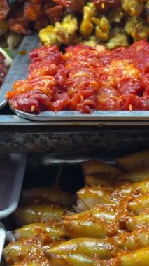 Geleneksel Asya yemekleri, sokak yemekleri pazarı. Yüksek kalite 4k görüntü