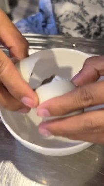 Embriyo Vietnamlı leziz yumurta. Balut, Hoi An, Vietnam 'da ördek embriyosu geliştirirken haşlandı. Asya ülkelerinde özel yemekler.