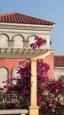 Phu Quoc adasındaki günbatımı kasabası, Vietnam. Hızlı gelişen Avrupa kopyası. Harika bir tatil köyü. Kien Giang vilayeti yeni bir şehirde boş otobüs durağı