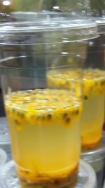 Sağlıklı yiyecek kavramı çeşitli karışık meyve sebzeleri ve gökkuşağında oluşmuş meyve suları. Yüksek kalite 4k görüntü