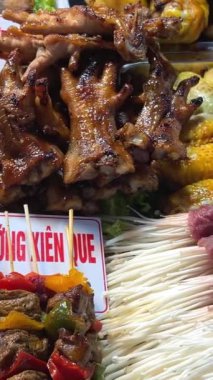 Vietnam 'da çok çeşitli sokak yemekleri var. Vietnam 'daki Gece Pazarı' nın açık sokak yemekleri. Vietnam pazarı. Yüksek kalite 4k görüntü