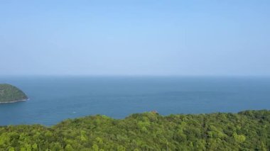 Phu Quoc Adası 'nın güneyinde gün batımında ufuk çizgisi üzerinde açık gökyüzü olan bir teleferik. 