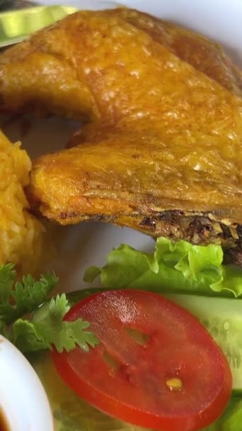 Kurczak Teriyaki Food Close Ustalić Strzał Strumień Kurczaka Ryżem Pilau — Wideo stockowe